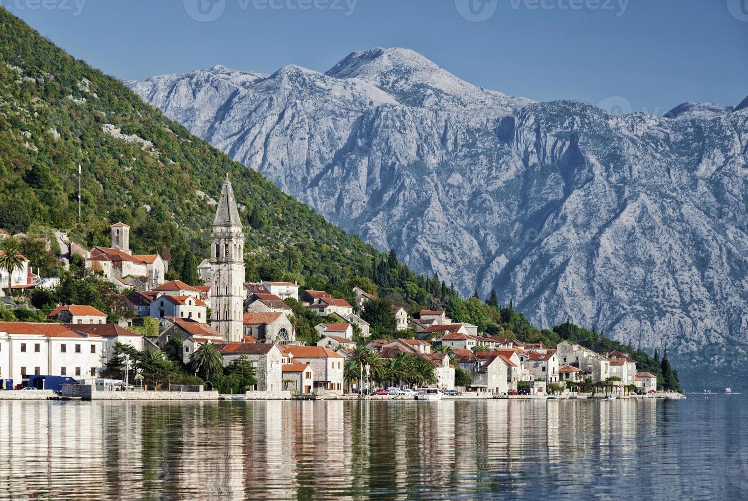 Perast tradicional paisaje de montaña de la aldea de los Balcanes cerca de Kotor en Montenegro foto