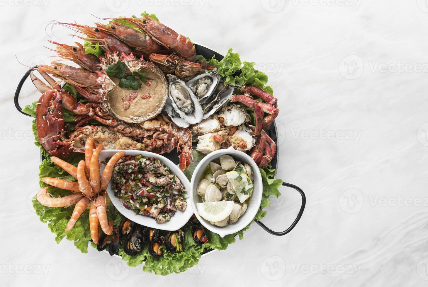 Plato gourmet de mariscos frescos mixtos en la mesa del restaurante español foto