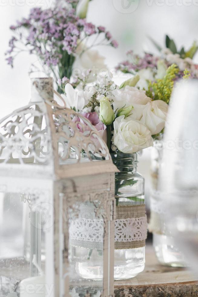 Arreglo de flores y decoración de diseño interior rústico en mesa de boda foto