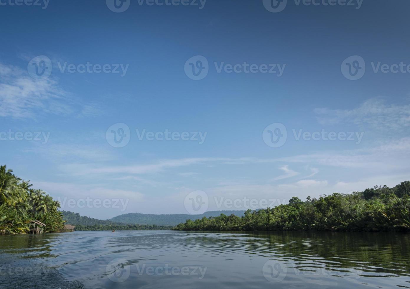 Paisaje natural de la selva del río Tatai en las remotas montañas de cardamomo Camboya foto