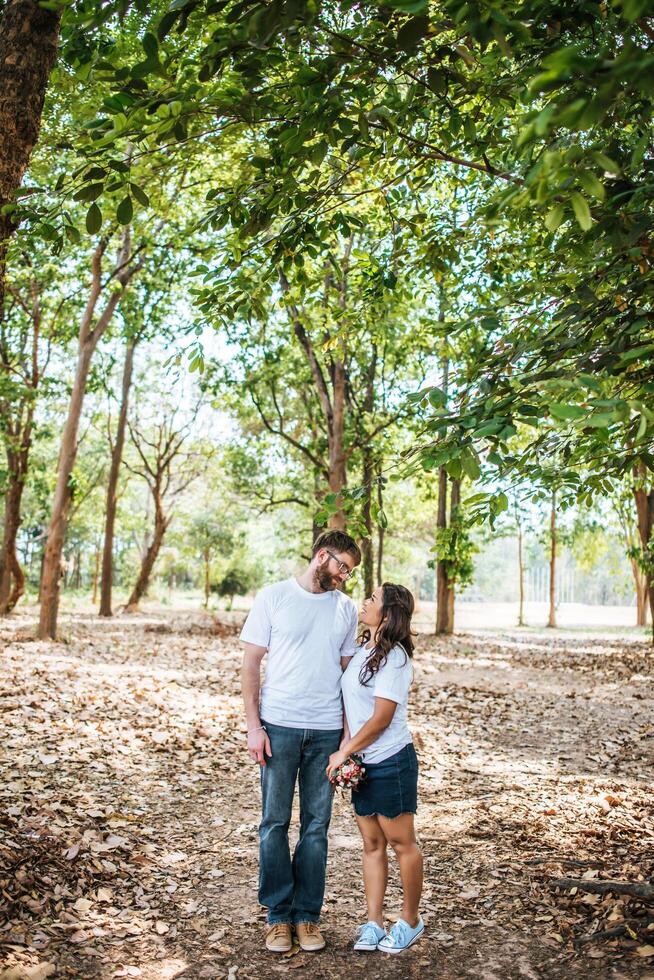 feliz, sonriente, pareja, diversidad, en, amor, momento, juntos foto