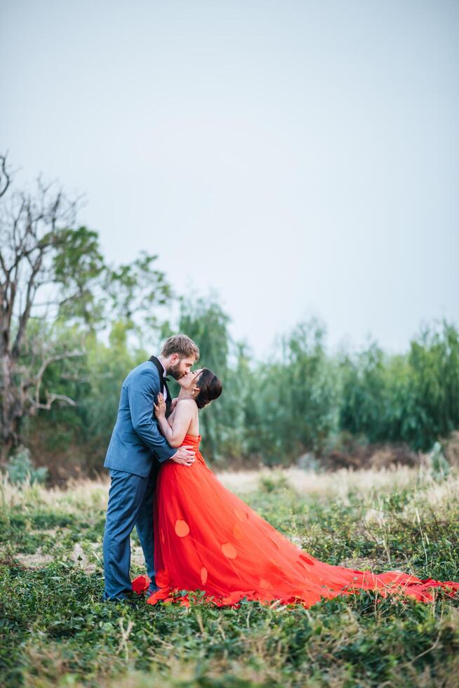 la novia y el novio tienen tiempo de romance y felices juntos foto