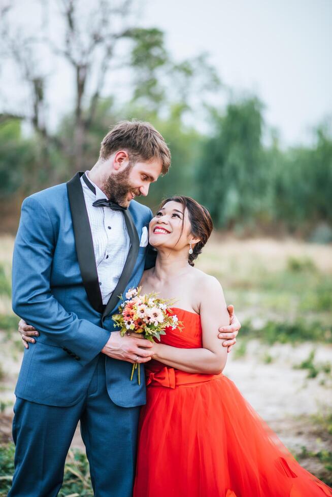 la novia y el novio tienen tiempo de romance y felices juntos foto