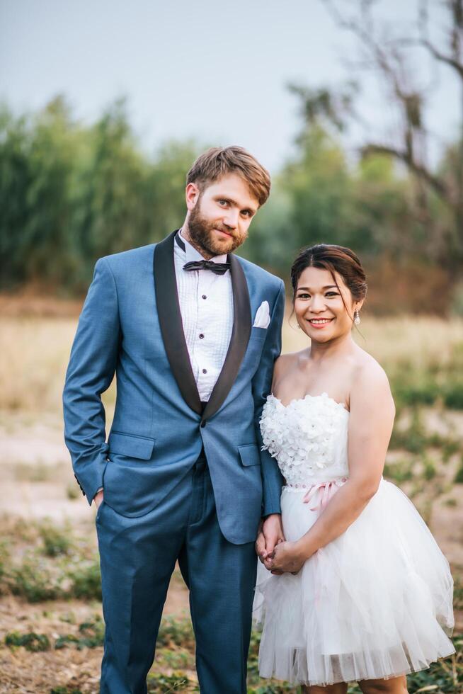 la novia y el novio tienen tiempo de romance y felices juntos foto