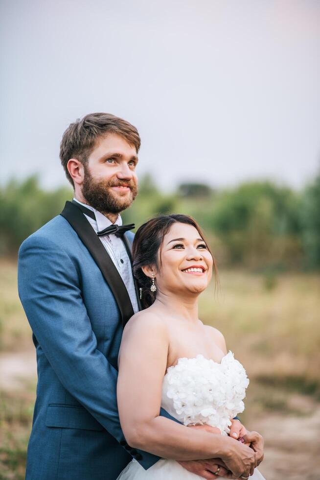 la novia y el novio tienen tiempo de romance y felices juntos foto