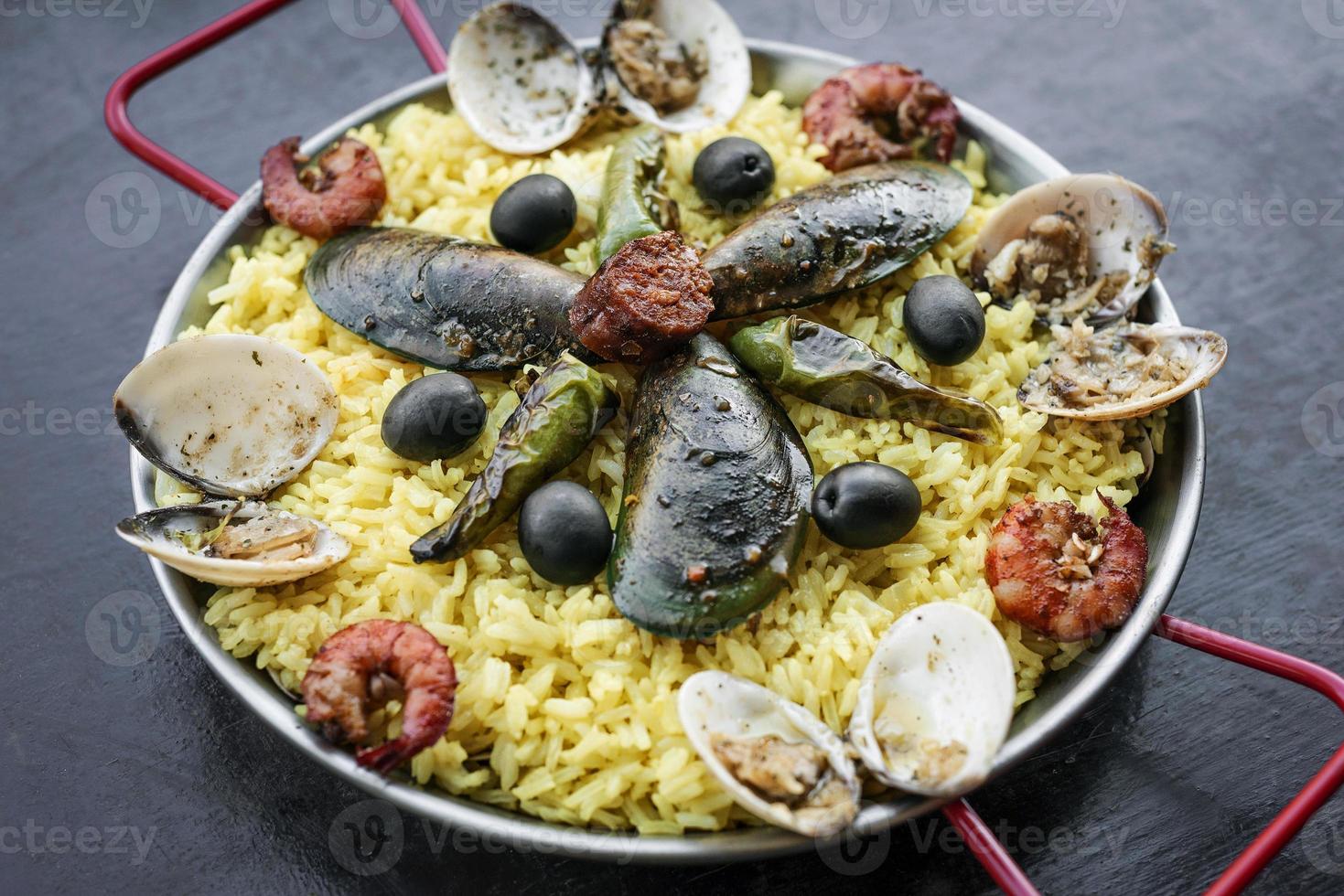 Paella de arroz y marisco mixto famosa comida española tradicional portuguesa foto