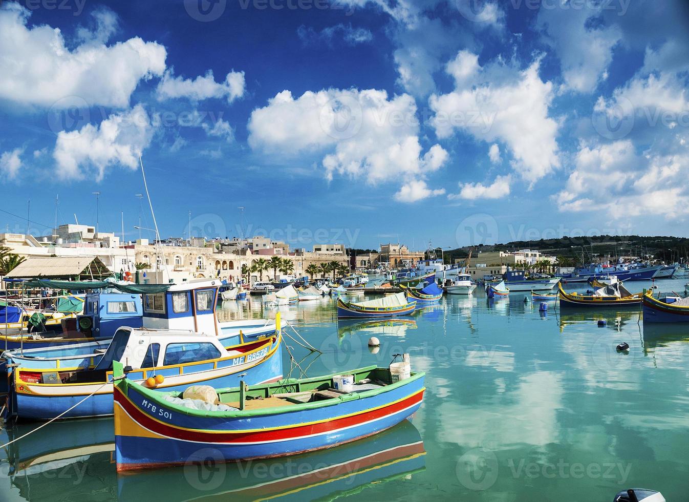 Puerto de Marsaxlokk y barcos de pesca tradicionales del mediterráneo en Malta foto