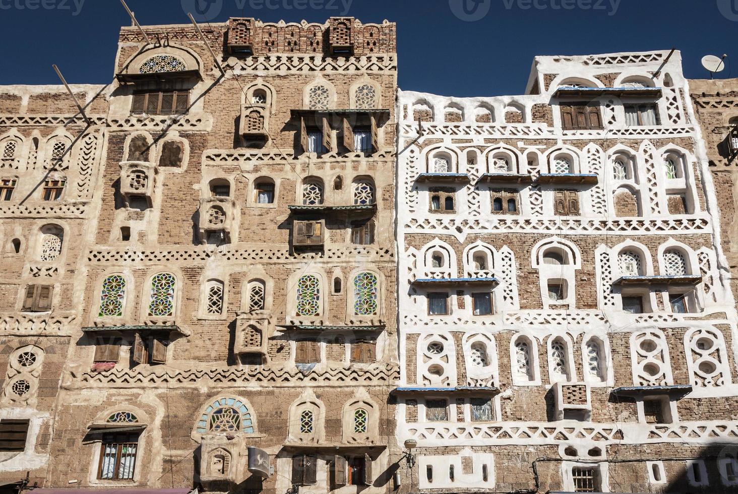 Vista de edificios de arquitectura tradicional en el casco antiguo de la ciudad de Sanaa en Yemen foto