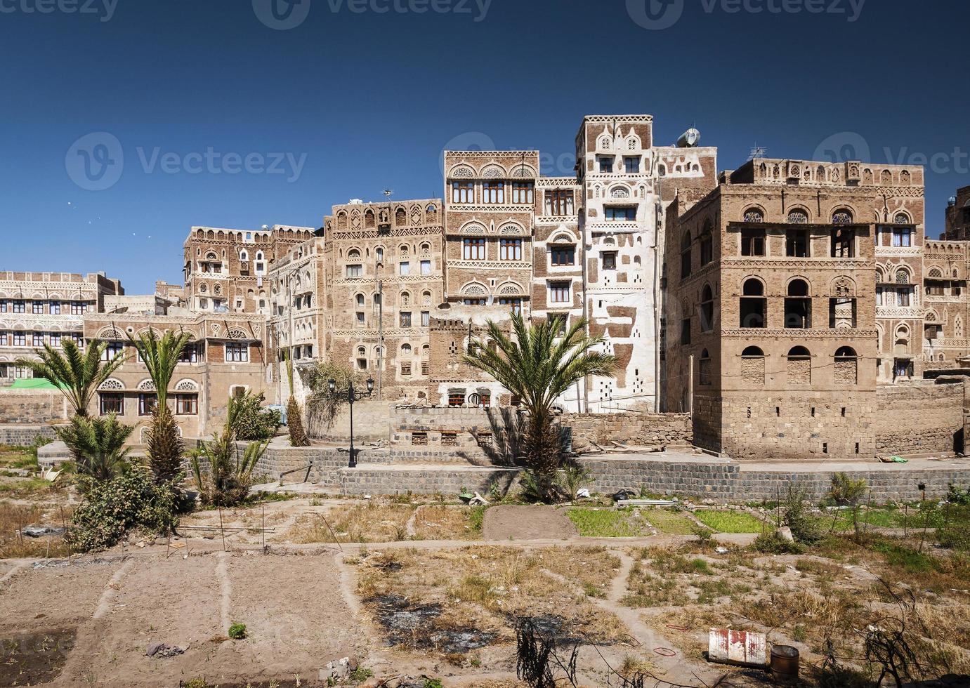 Vista de edificios de arquitectura tradicional en el casco antiguo de la ciudad de Sanaa en Yemen foto