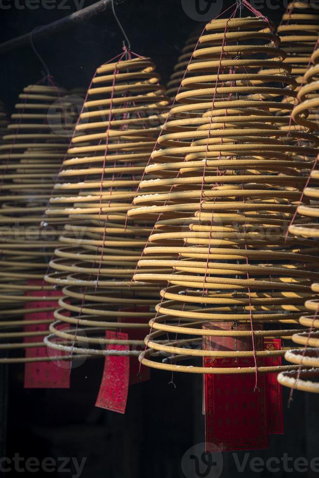 Bobinas de incienso encendidas tradicionales dentro del templo chino a-ma en macao foto