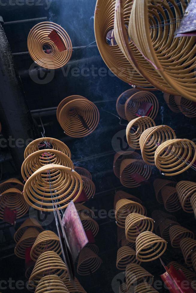 Bobinas de incienso encendidas tradicionales dentro del templo chino a-ma en macao foto