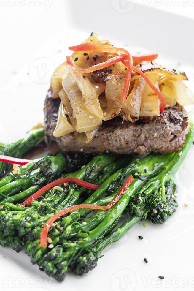 bistec de ternera con cebolla caramelizada y brócoli comida de restaurante gourmet foto