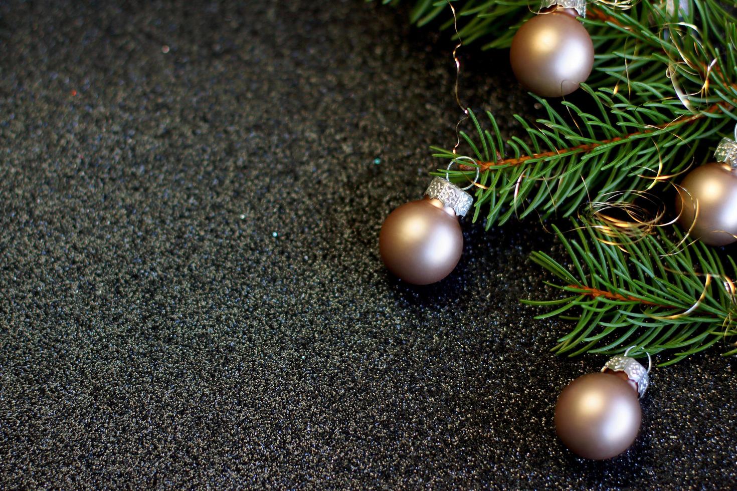 Fondo de decoración de Navidad o año nuevo, ramas de árboles de piel, bolas de cristal de colores sobre fondo negro grunge con espacio de copia foto