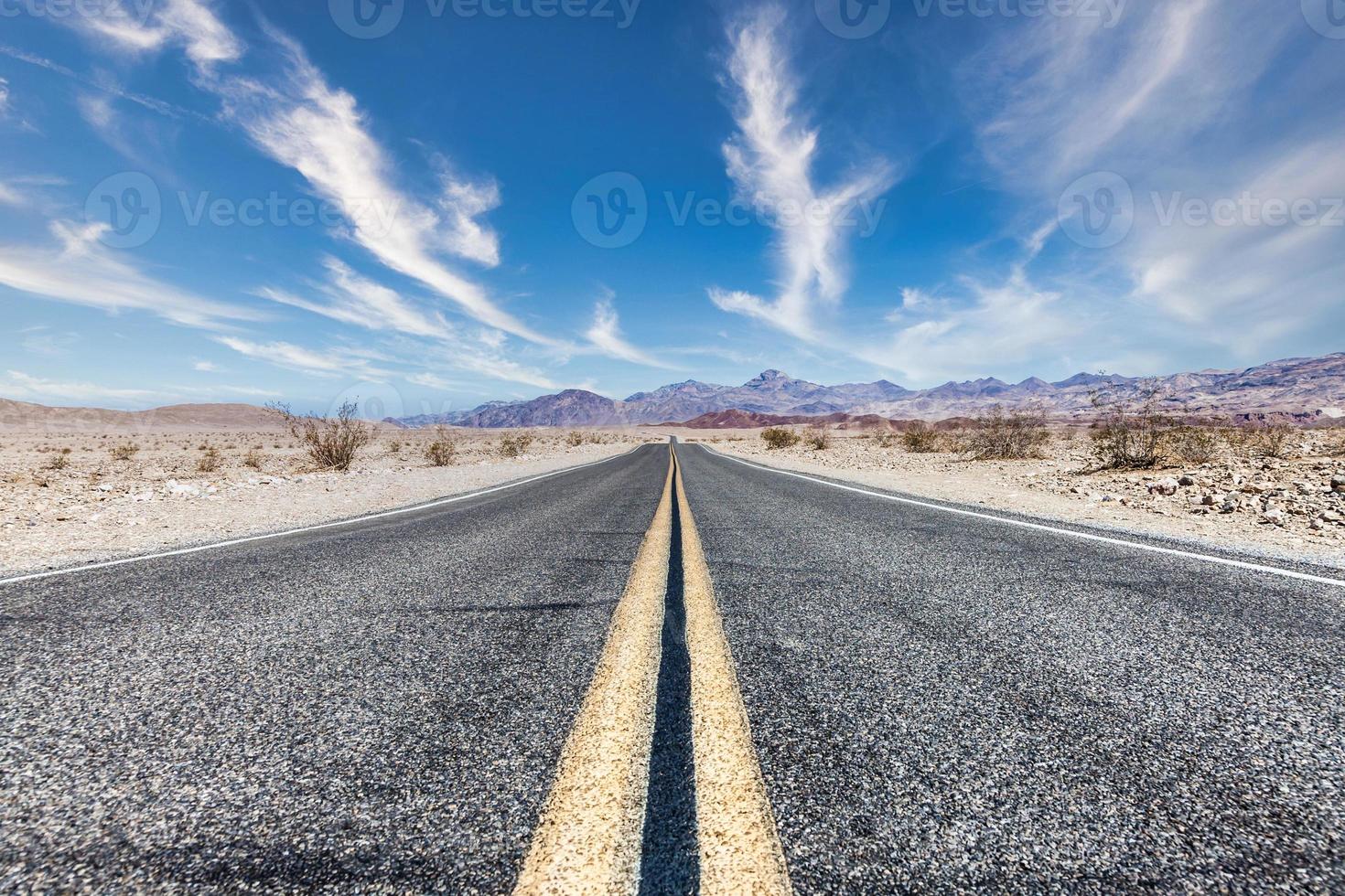 Ruta 66 en el desierto con cielo escénico. foto