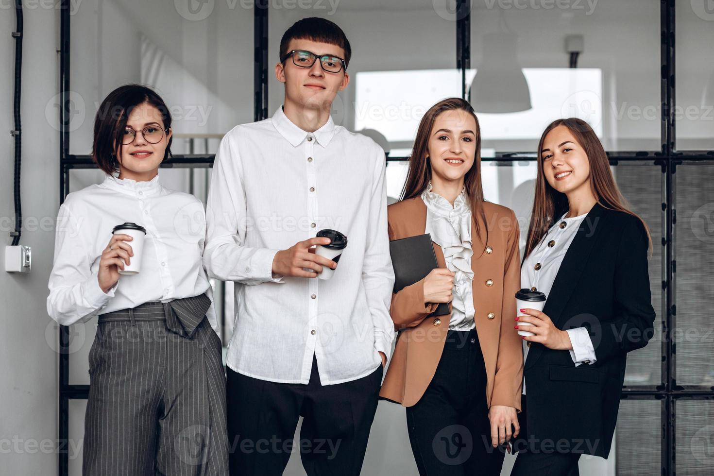 después de una larga reunión, compañeros de trabajo beben café foto