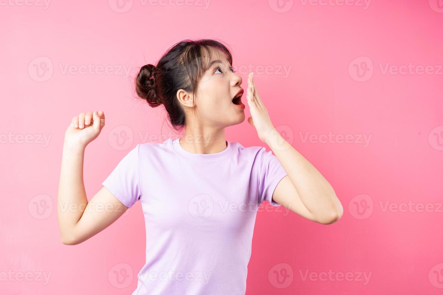 retrato, de, joven, niña asiática, en, fondo rosa foto