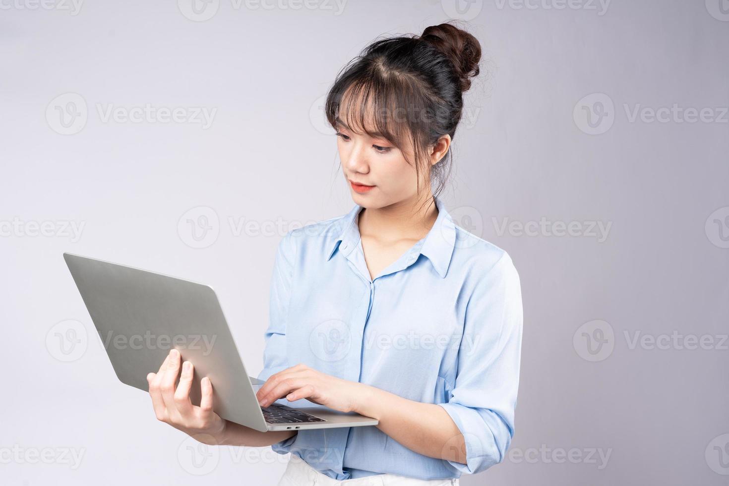 Retrato de joven empresaria sobre fondo blanco. foto