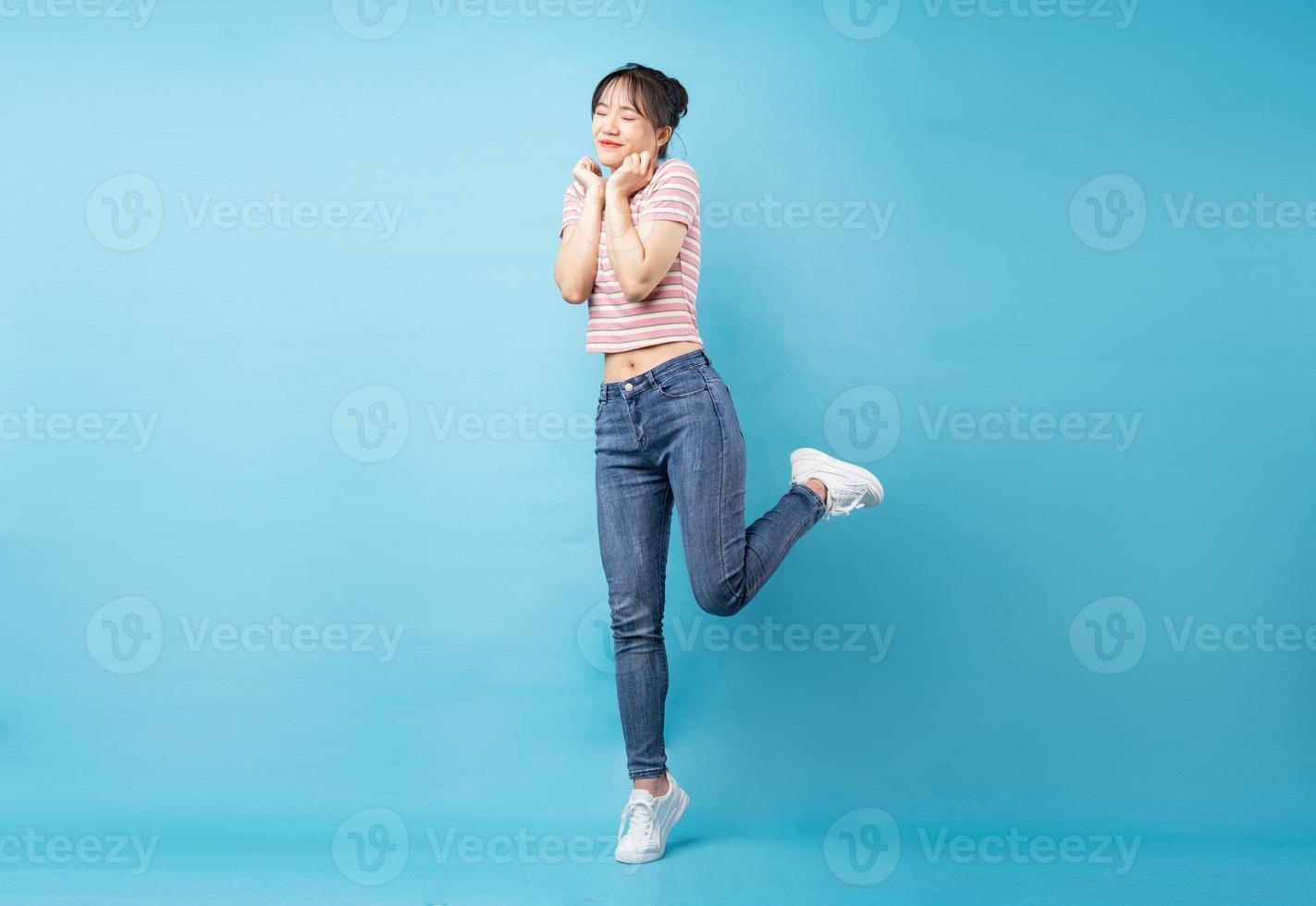 retrato de cuerpo entero de una hermosa joven foto