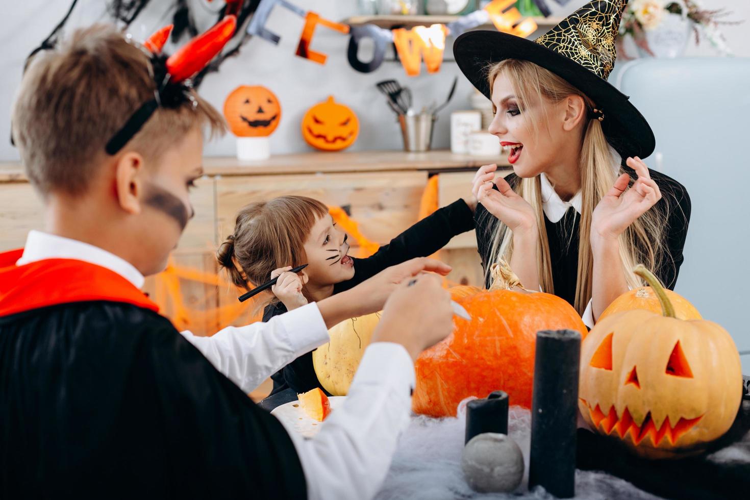 preparativos familiares para la fiesta de halloween y diviértete. concepto helloween foto