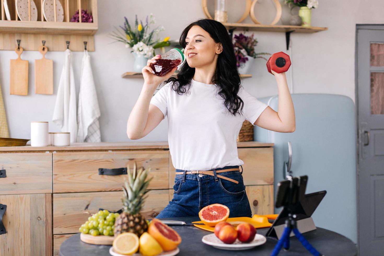 niña hermosa bebe un delicioso batido de frutas foto