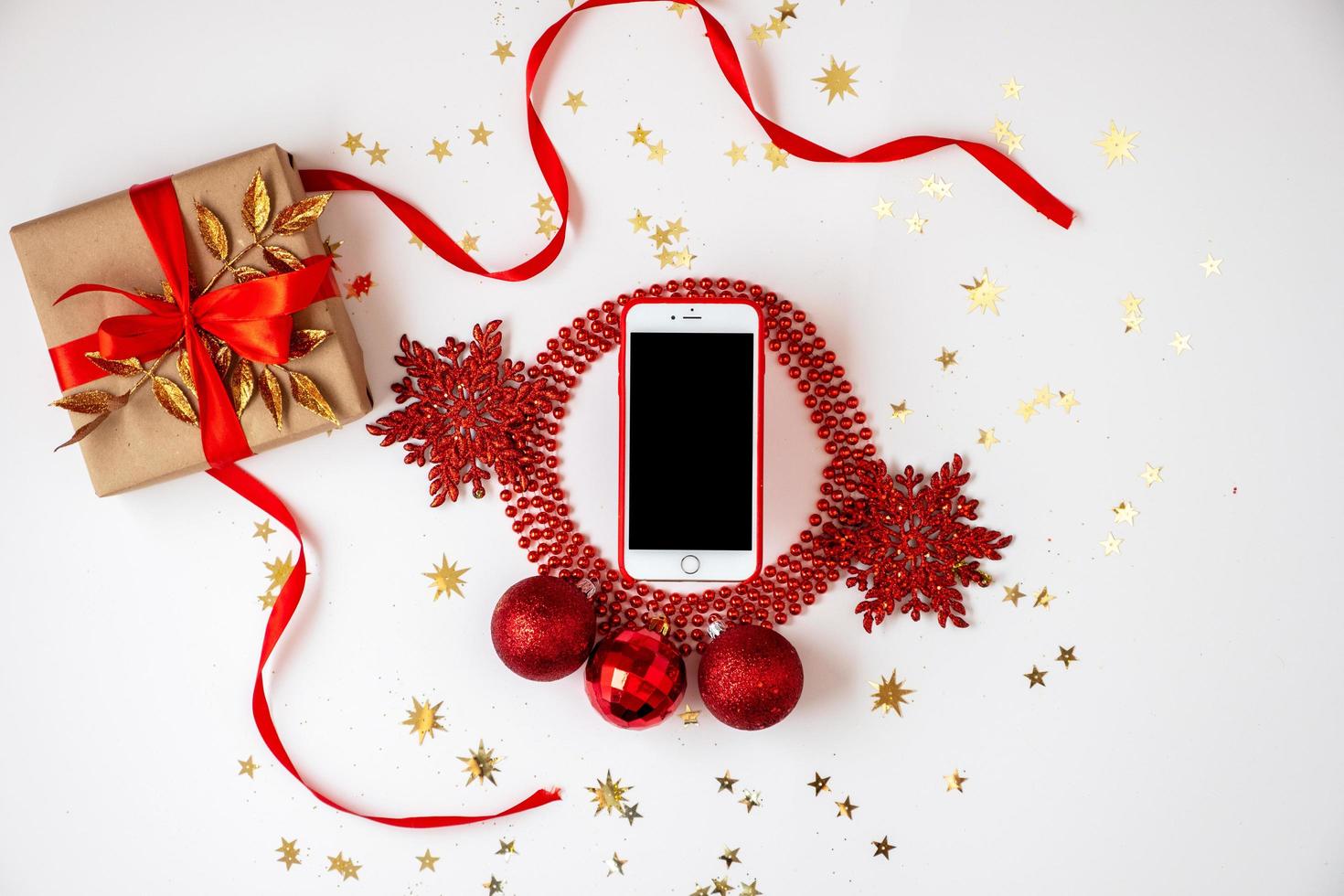 en la navidad, el paisaje rojo es un teléfono inteligente foto