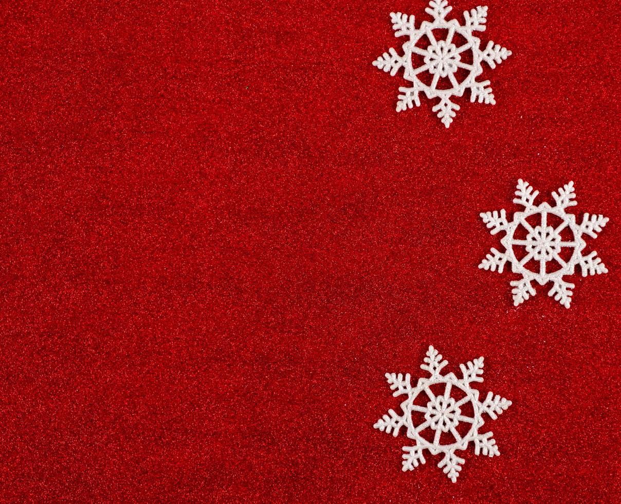 Fondo rojo de Navidad con copos de nieve. foto