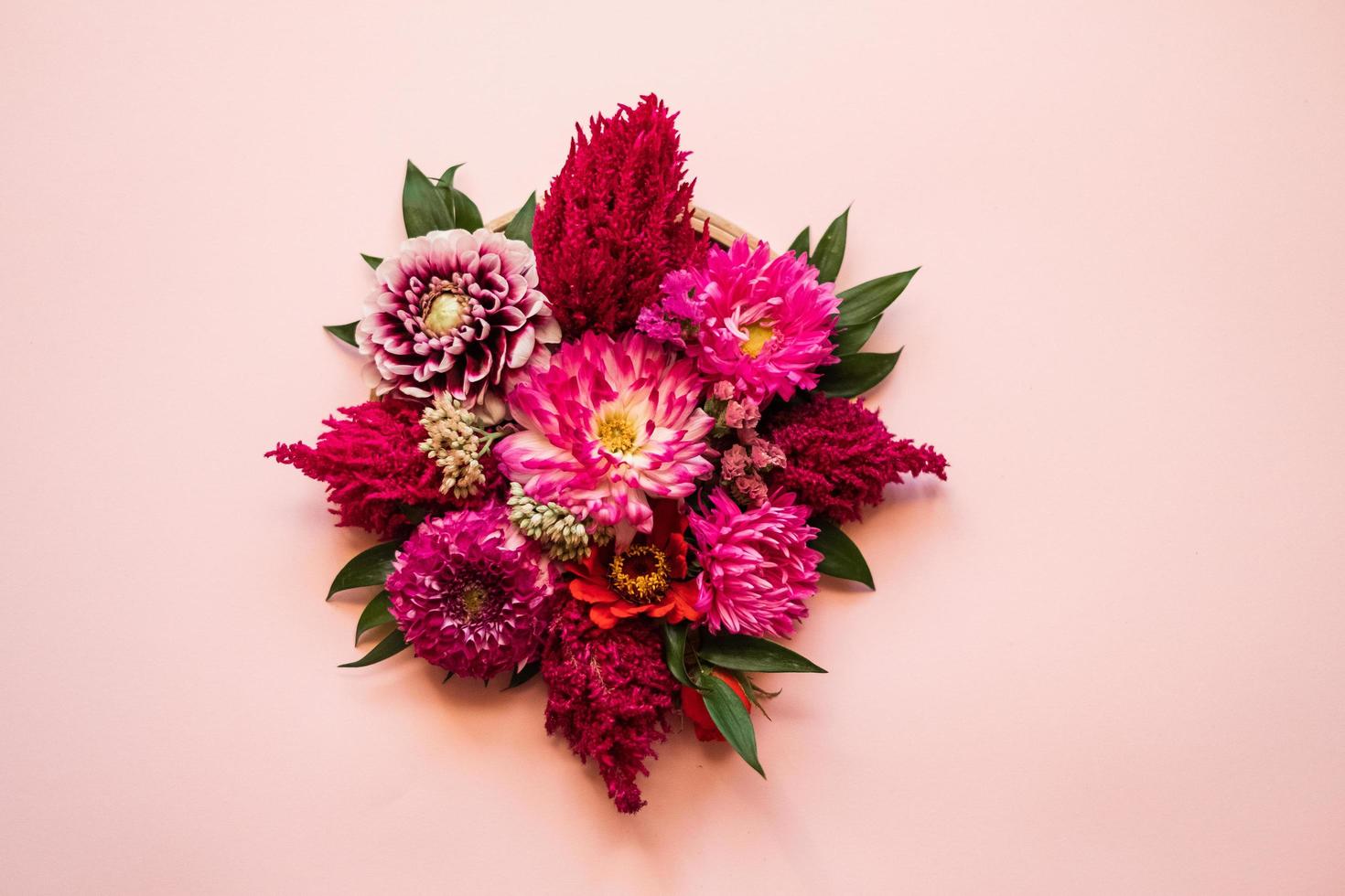 ramo de flores frescas en el centro de un fondo rosa foto