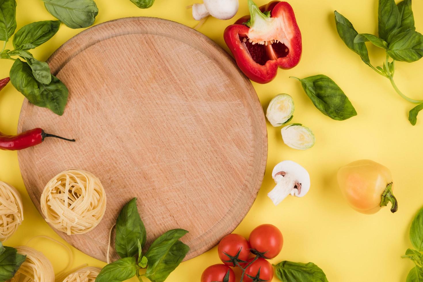 pasta en una tabla de madera, verduras, primer plano. vista superior. Copie el espacio para el texto. foto