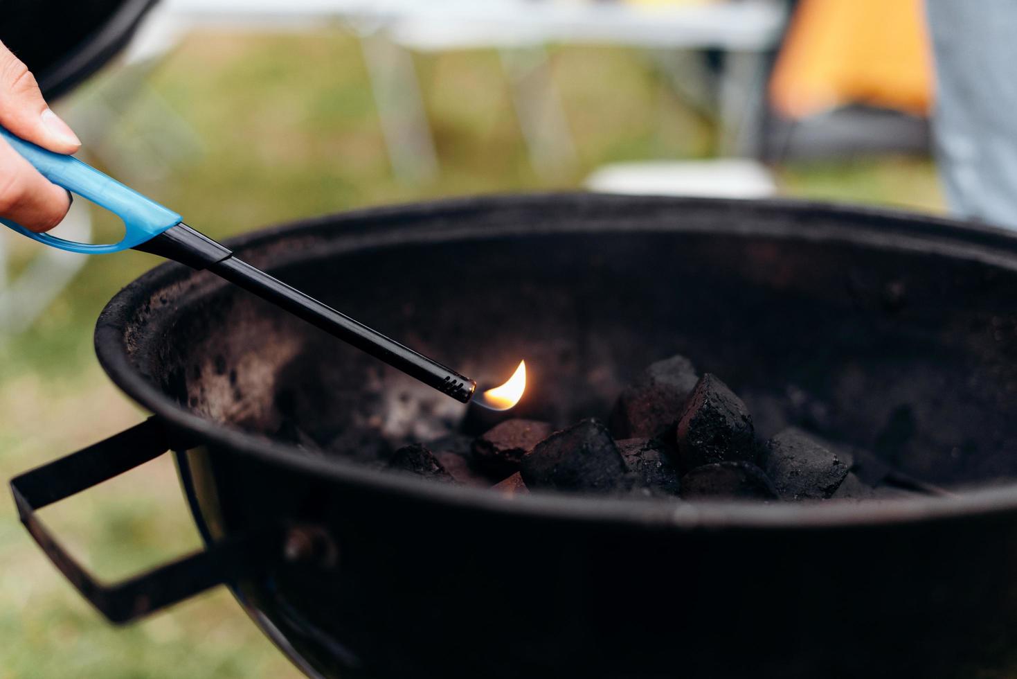 Primer plano de la imagen de la quema de carbón en una barbacoa foto