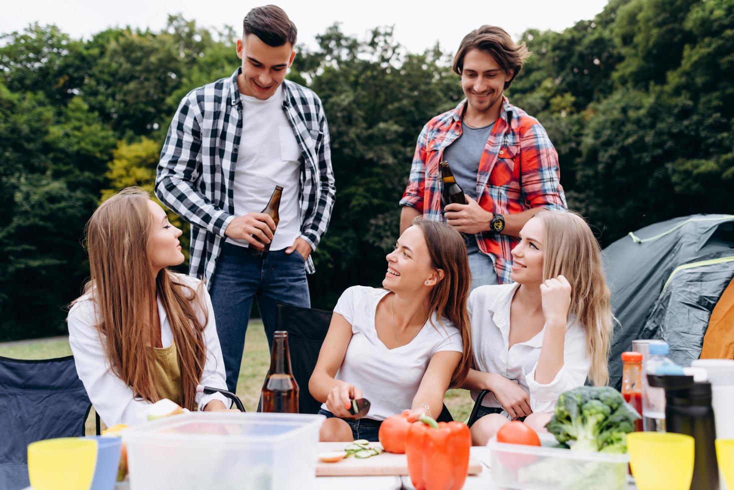 una compañía de amigos en el camping. concepto de amistad foto