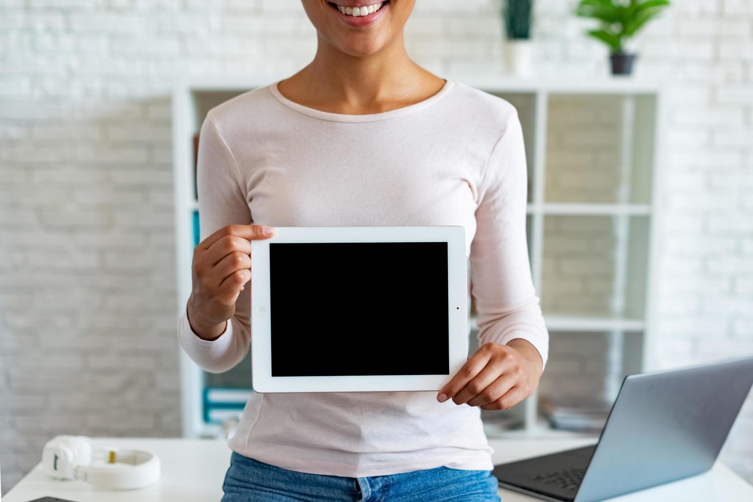 Imagen de maqueta de primer plano de la pantalla en blanco vacía negra de la tableta en la mano femenina, imagen recortada foto