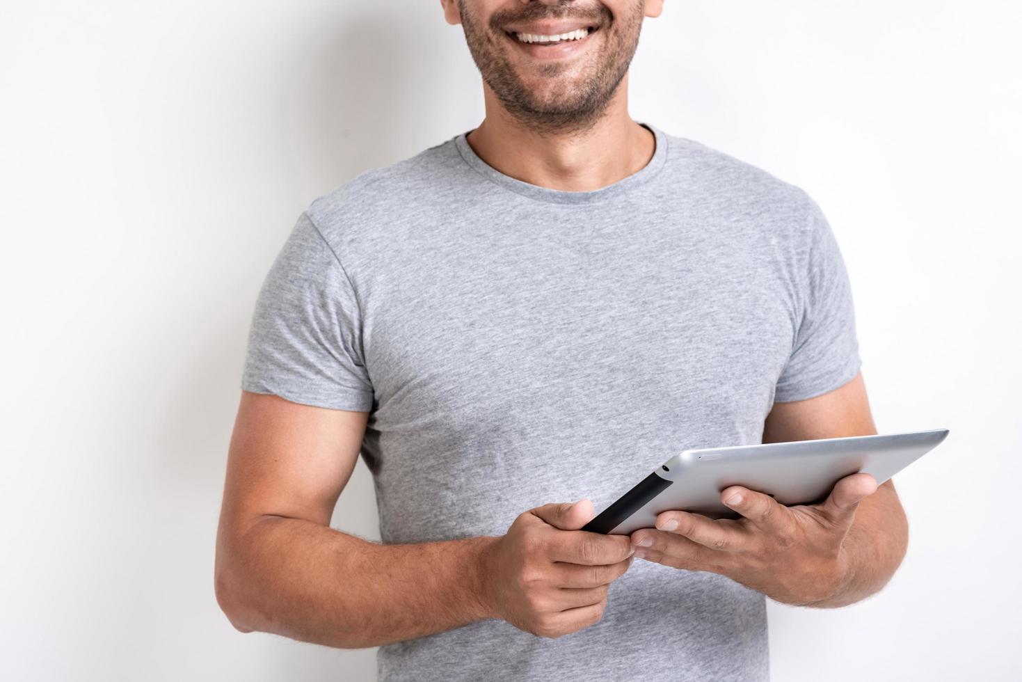 hombre sonriente sosteniendo ipad en sus manos. - imagen de recorte foto