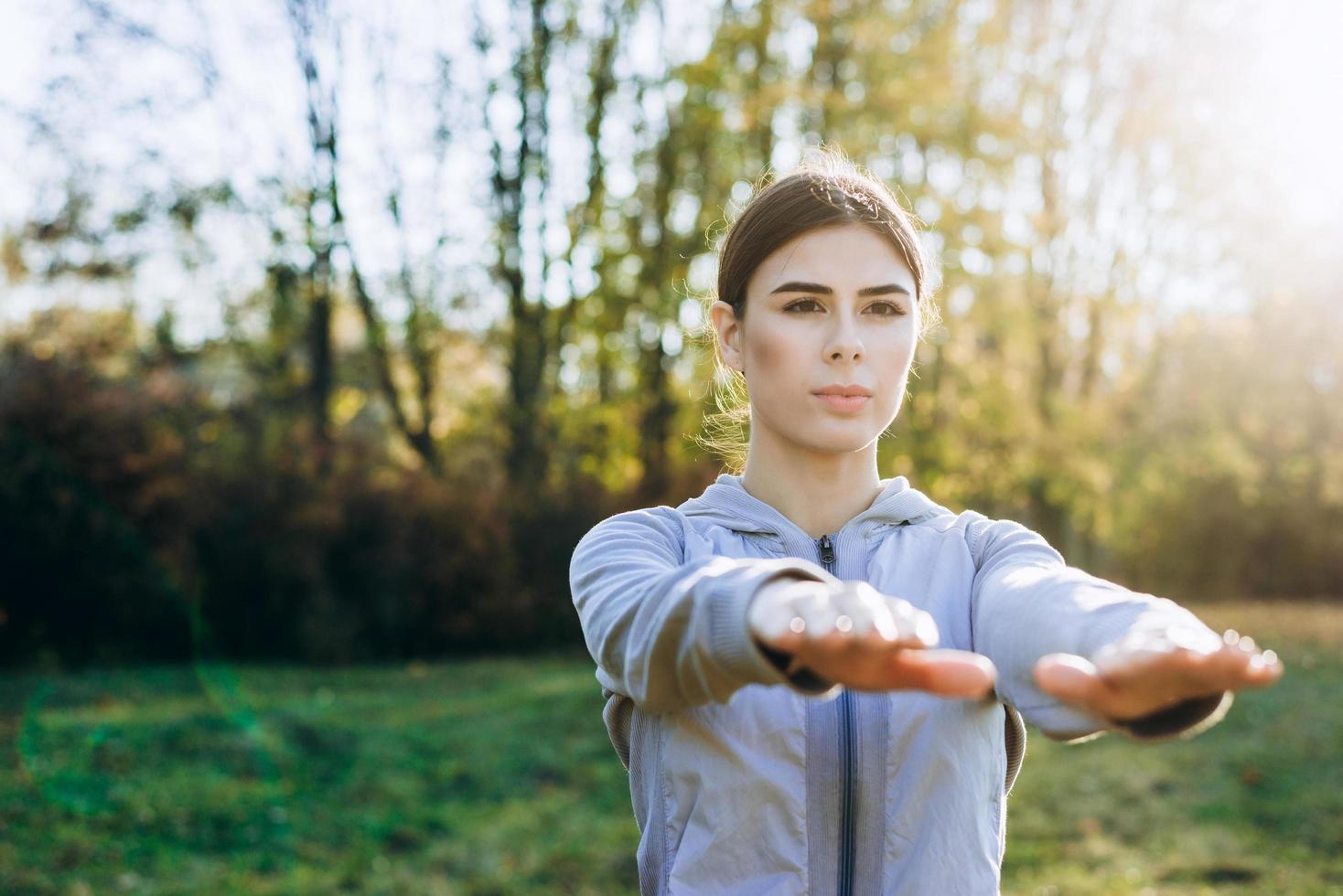 hermosa joven realiza sentadillas al aire libre, de cerca. foto