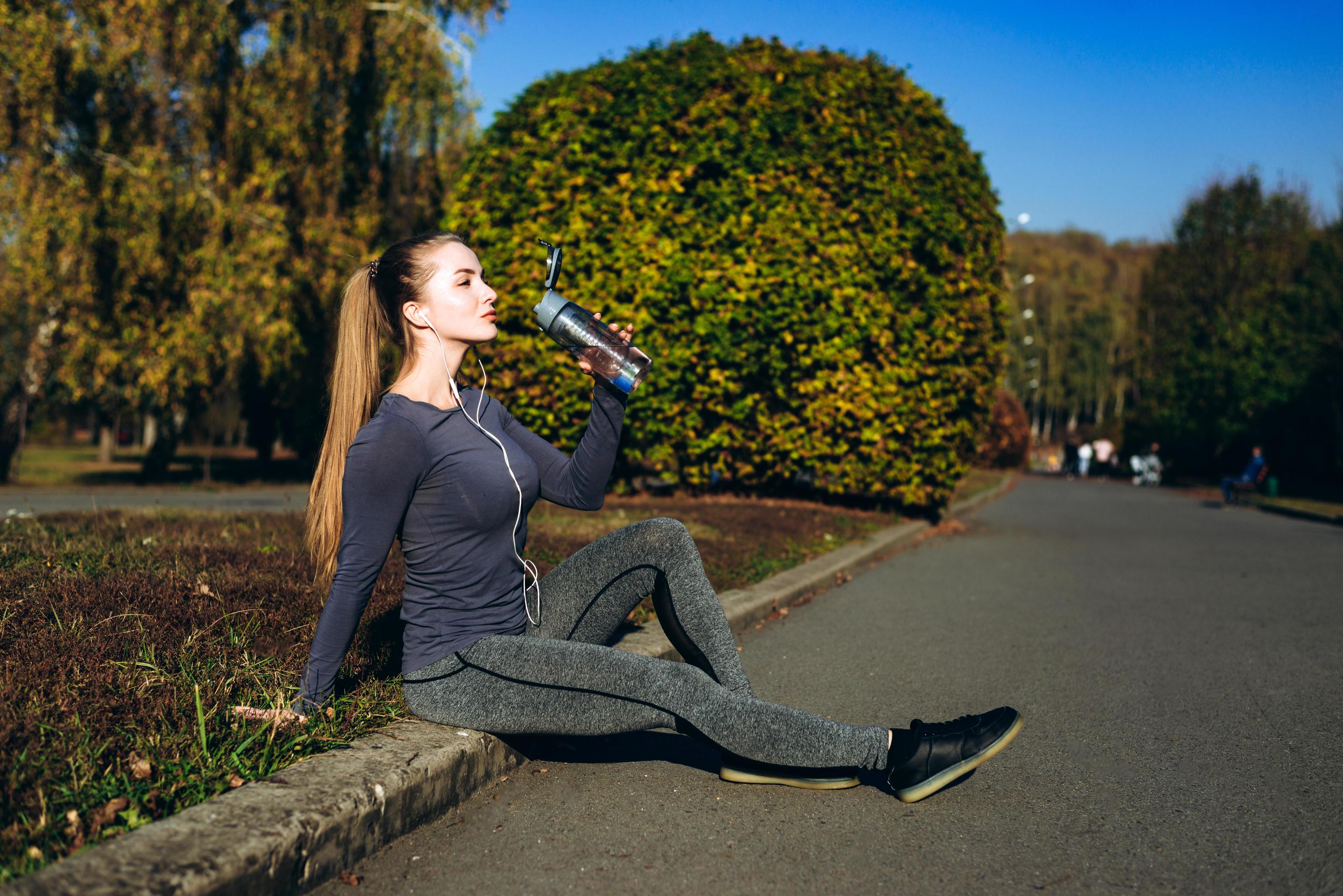 fitness en el parque, niña sentada bebiendo agua. 3492872 Foto de
