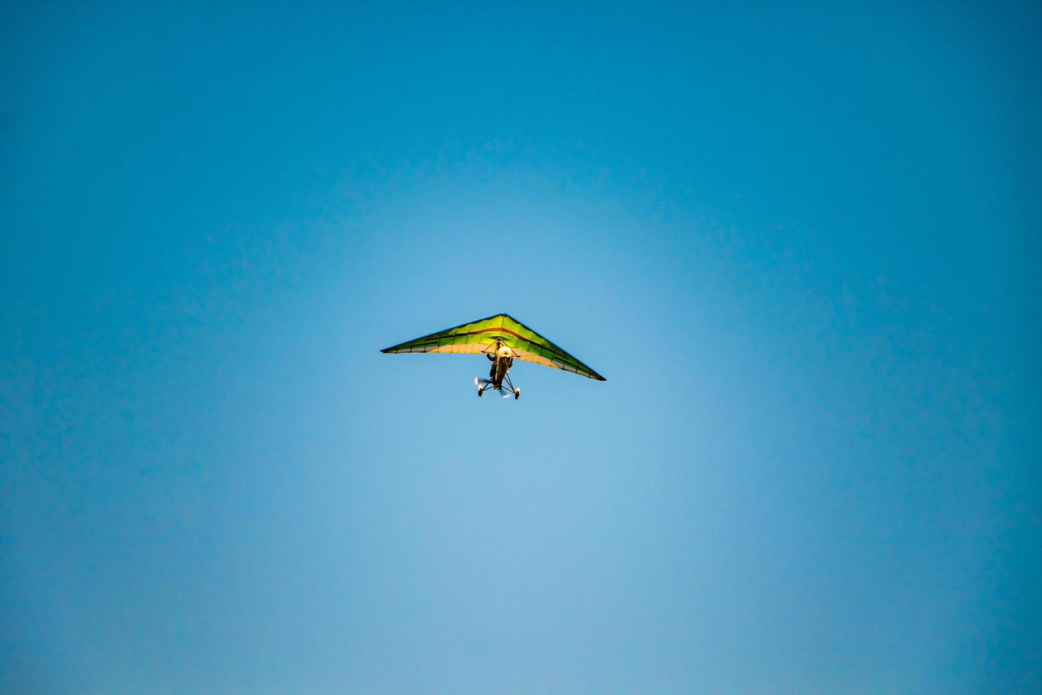 ala delta en el cielo azul. deporte extremo, vuelos aéreos foto