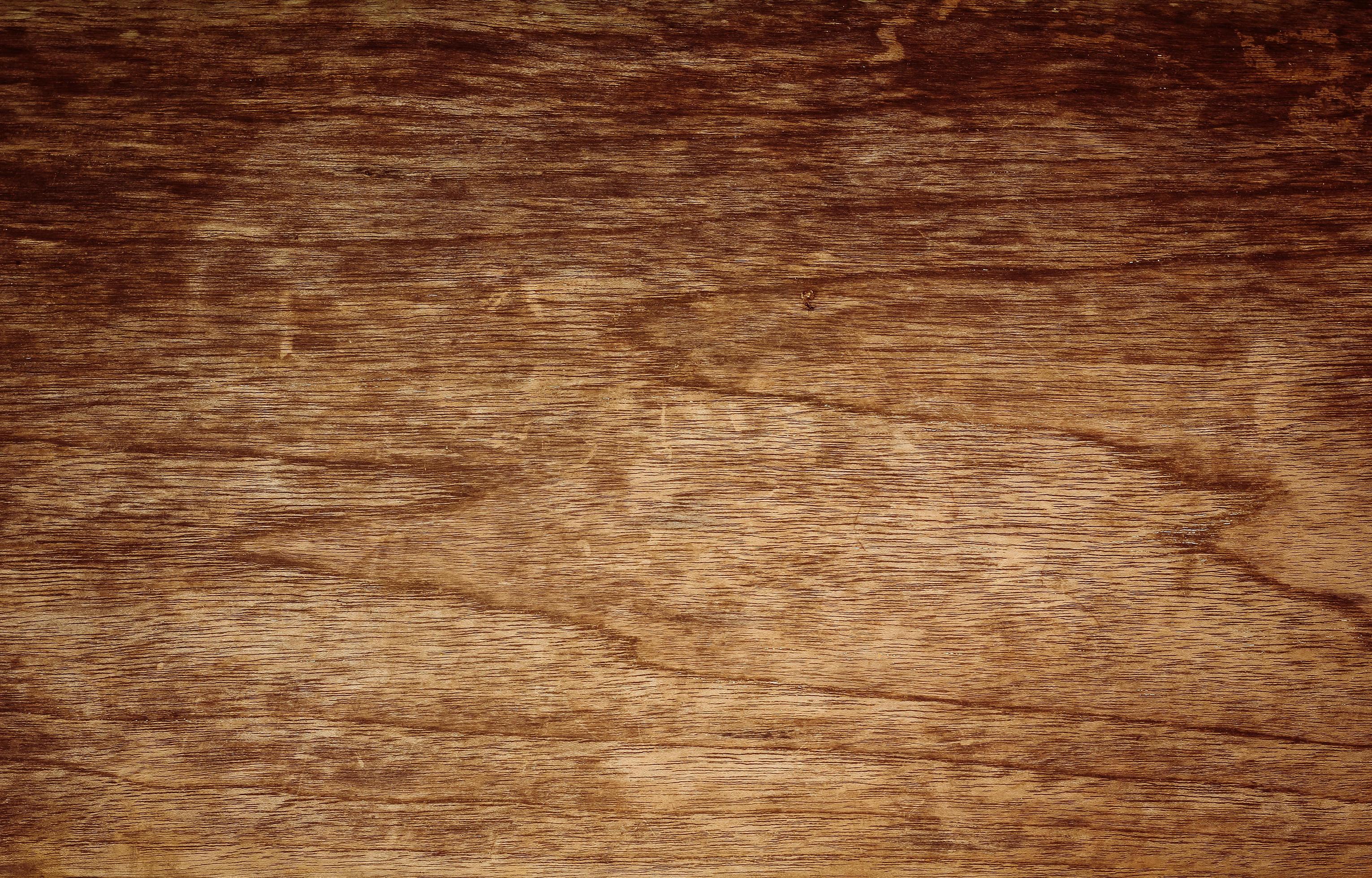 Bề mặt gỗ cũ với những vết nứt, vết xước là điểm nhấn thu hút mọi ánh nhìn. Từ những chiếc bàn, tủ quần áo đến những sản phẩm trang trí tinh tế, bề mặt gỗ cũ tạo nên sự đặc biệt và đẳng cấp cho không gian sống. Hãy khám phá ngay để trang trí ngôi nhà của mình thật tinh tế và ấn tượng. Translation: The surface of old wood with cracks and scratches is the highlight that attracts every look. From tables, wardrobes to exquisite decorative products, the old wood surface creates uniqueness and class for living space. Let\'s explore now to decorate our home exquisitely and impressively.