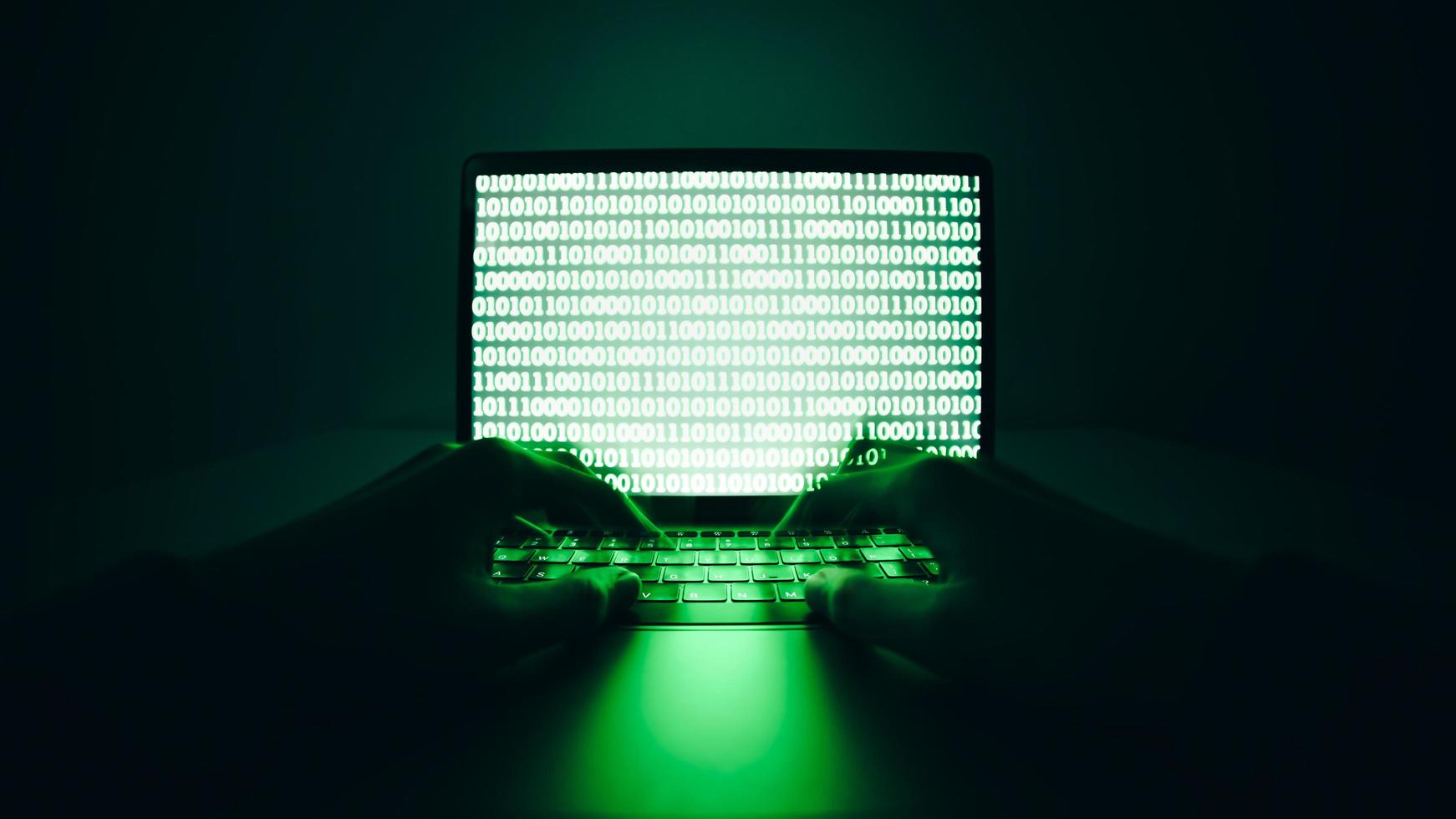 Primer plano de un pirata informático está utilizando la computadora portátil para codificar virus o malware para piratear el servidor de Internet, ataque cibernético, rotura del sistema, concepto de delito en Internet. foto
