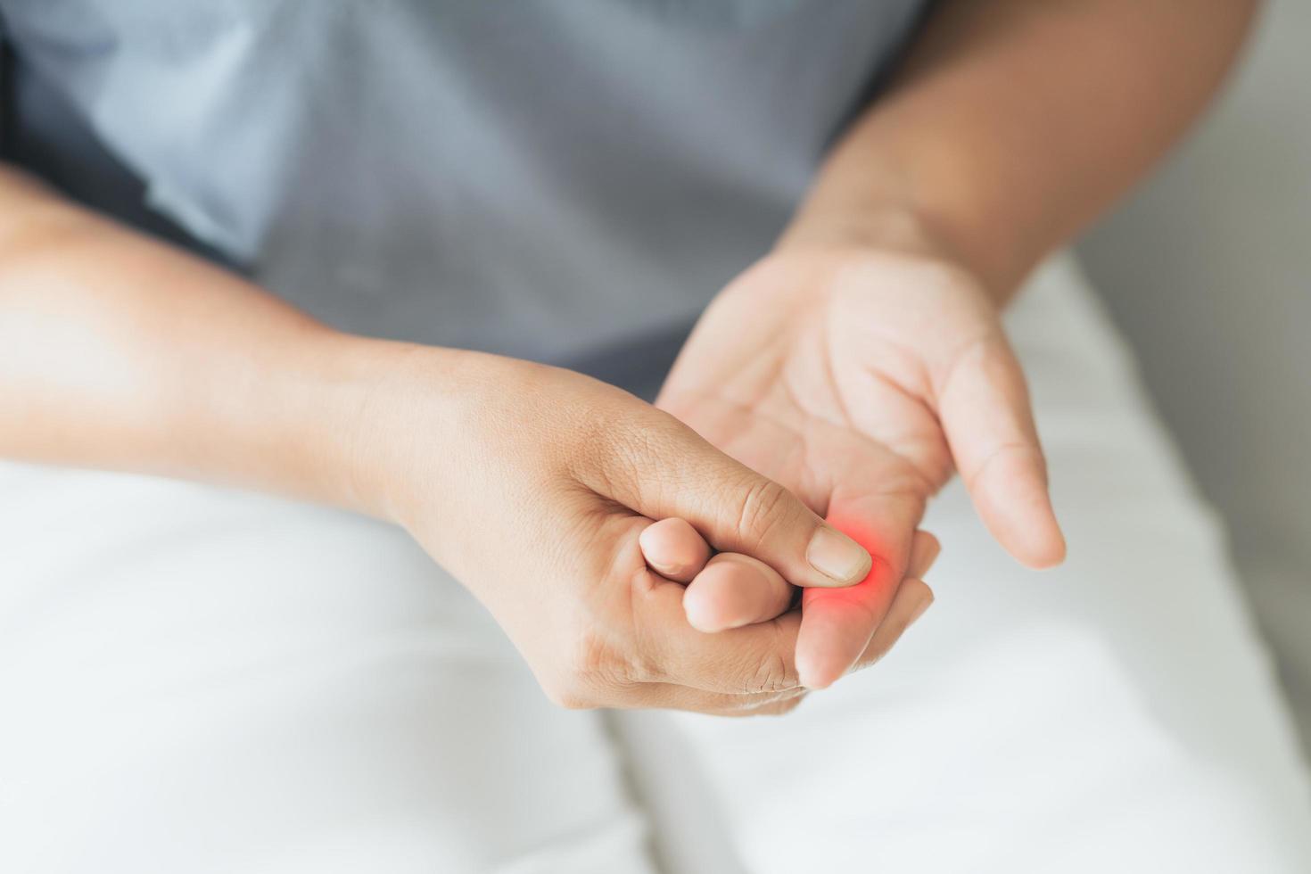 mujer que sufre de dolor en las articulaciones de las manos y los dedos con resaltado en rojo. artritis reumatoide, síndrome del túnel carpiano, gota. cuidado de la salud y concepto médico. foto