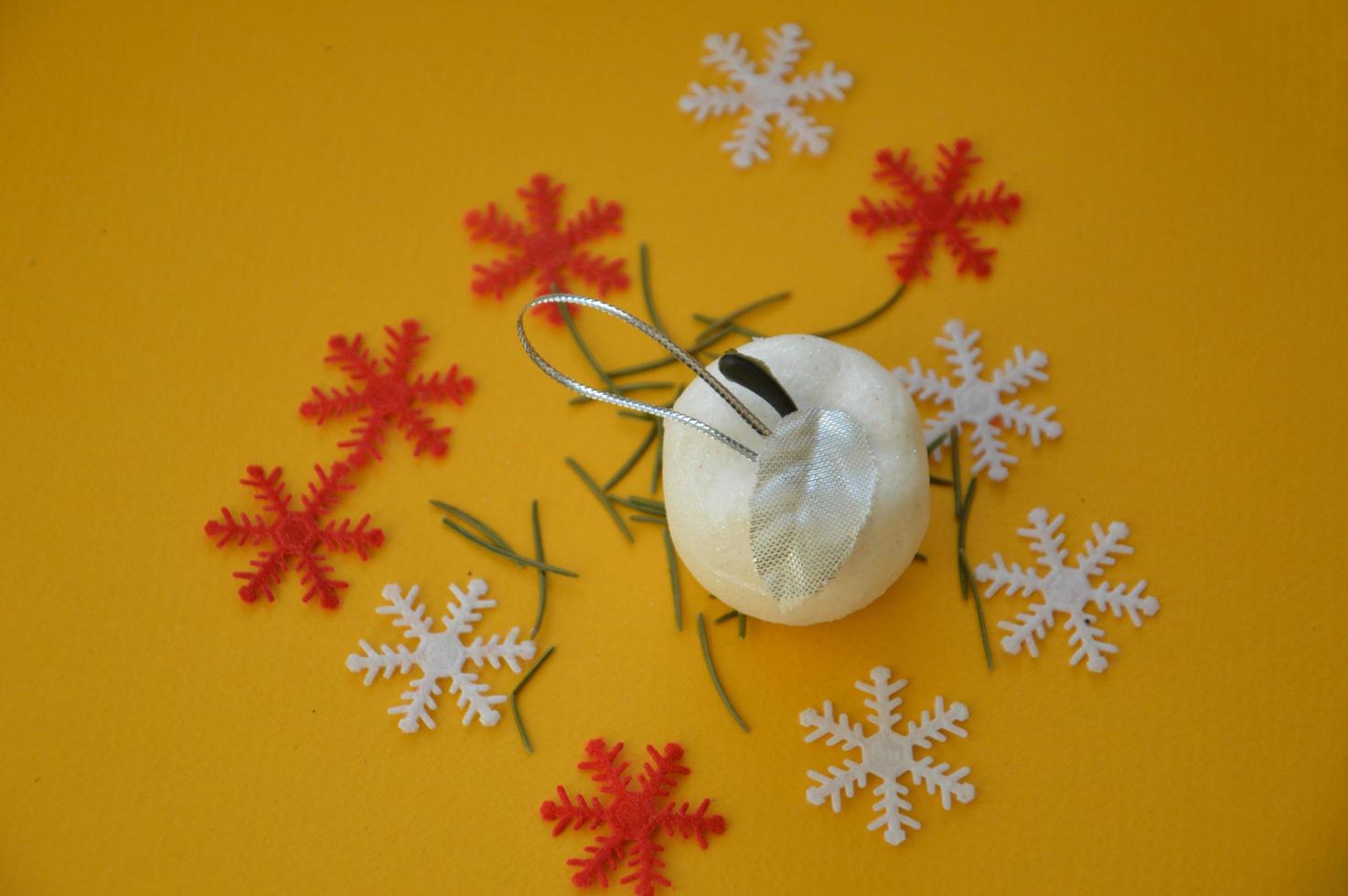 composición de juguetes de navidad y año nuevo foto