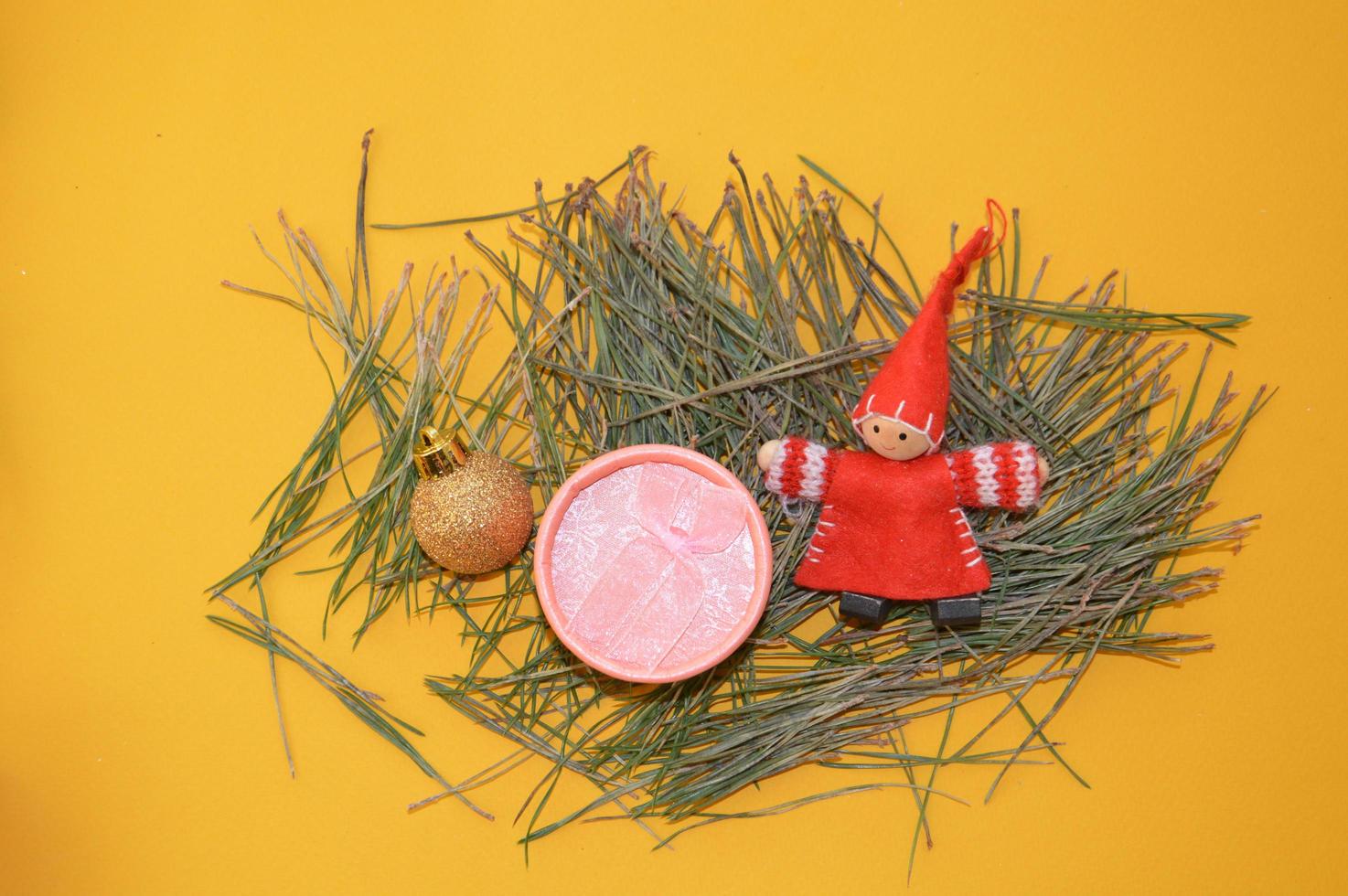 composición de juguetes de navidad y año nuevo foto