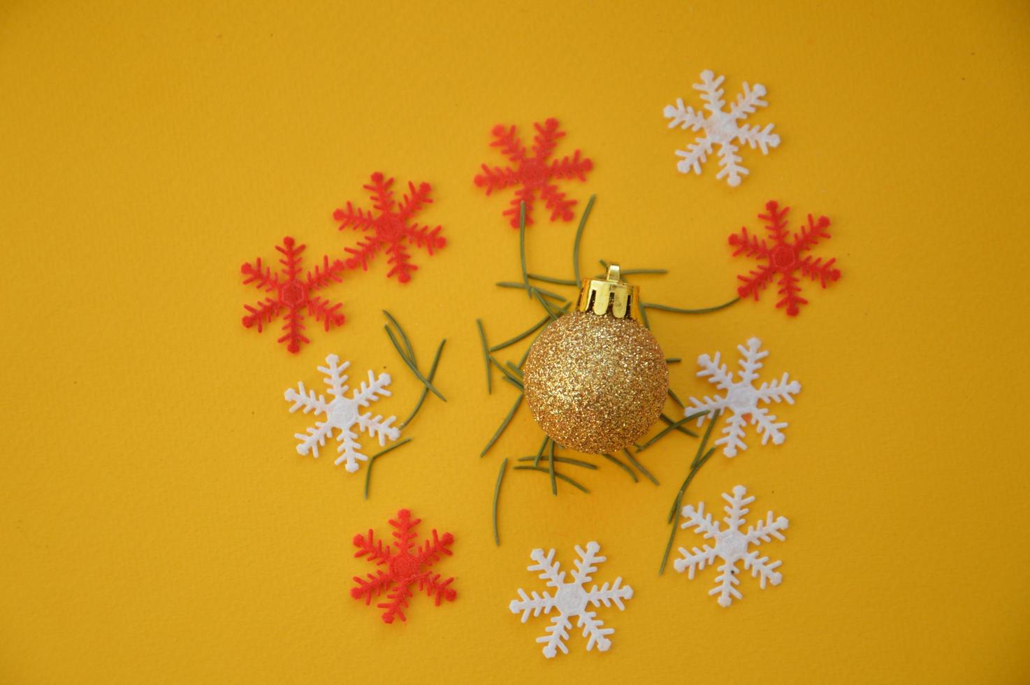 composición de juguetes de navidad y año nuevo foto