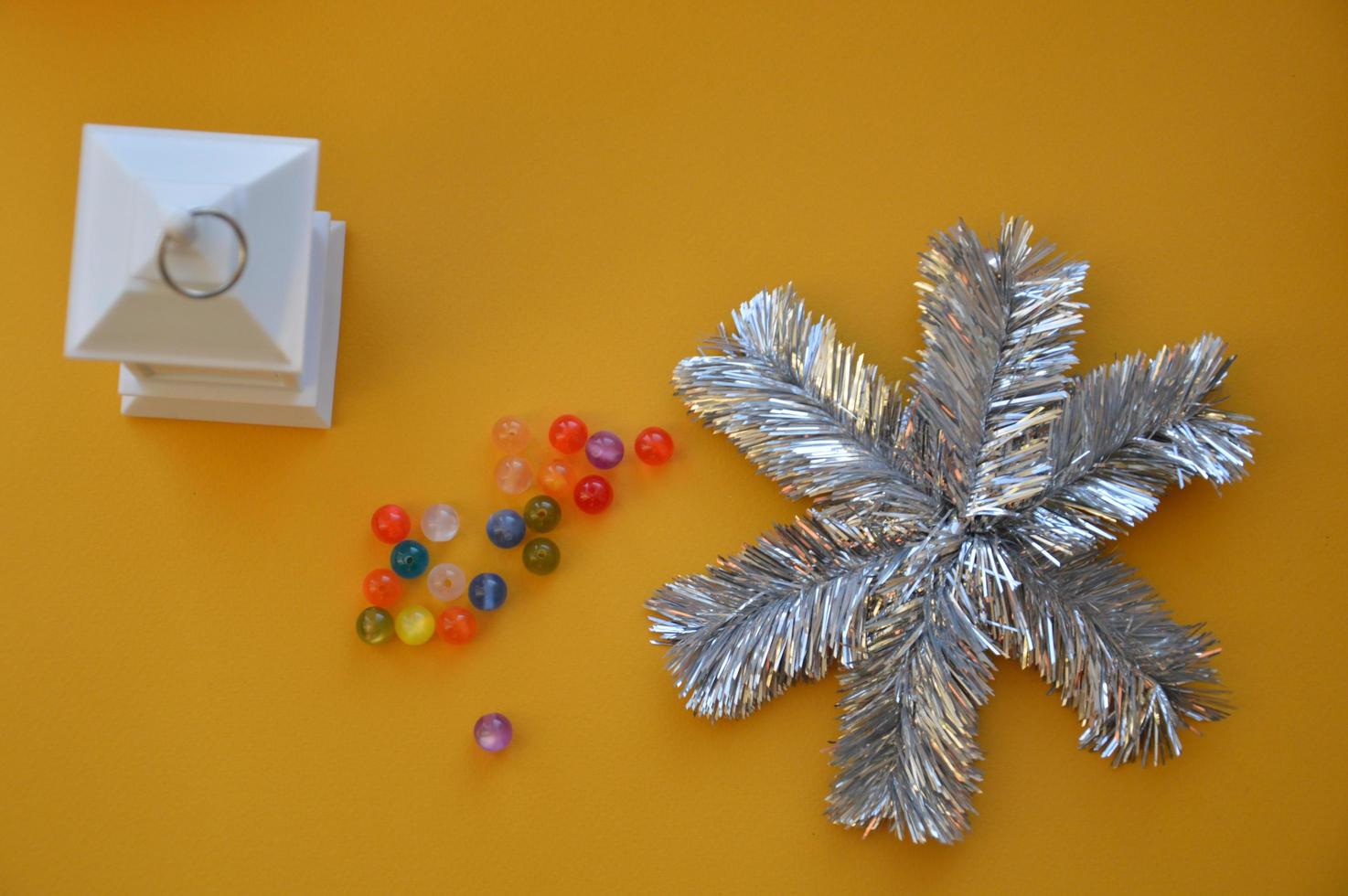 composición de juguetes de navidad y año nuevo foto