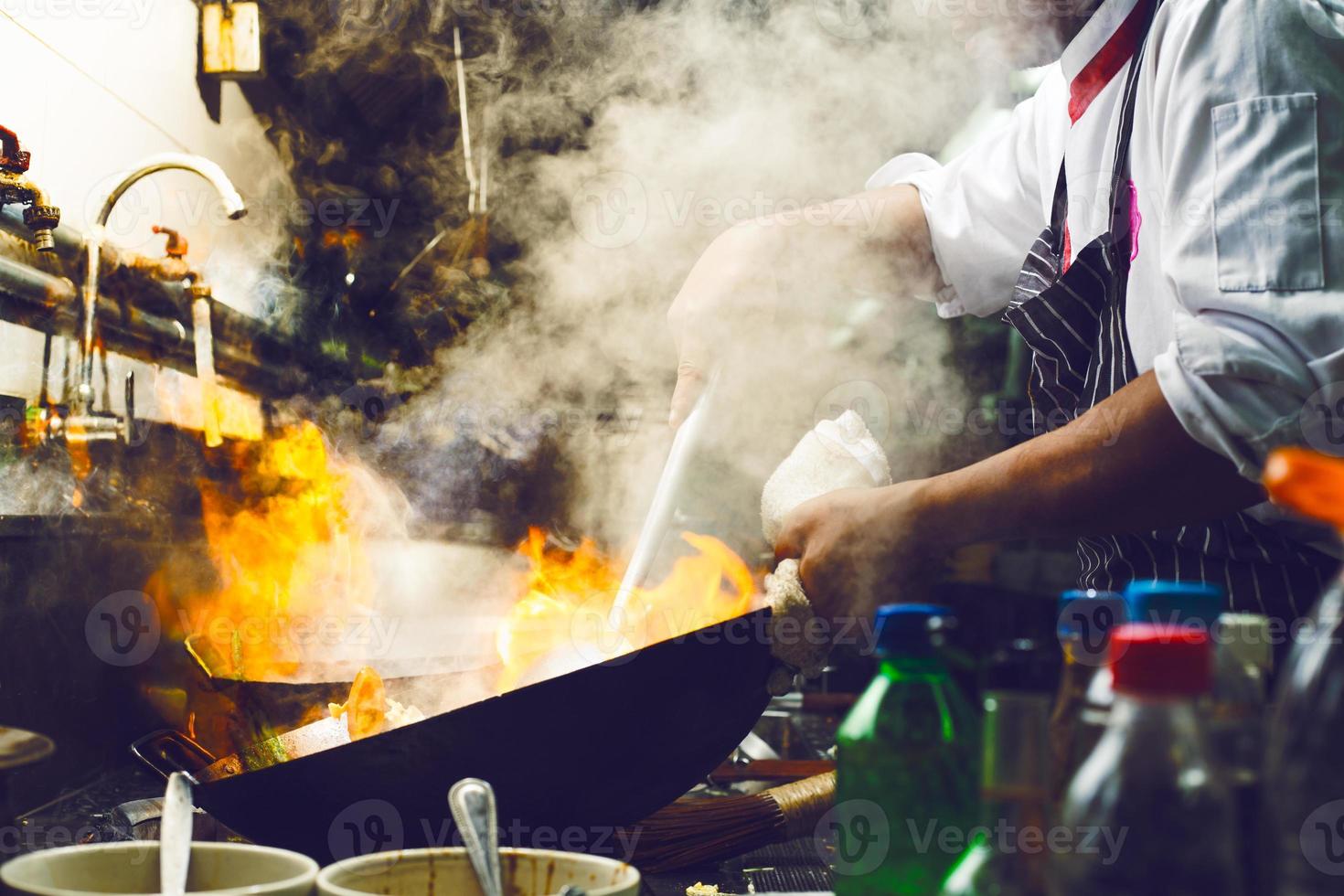 el chef está revolviendo foto