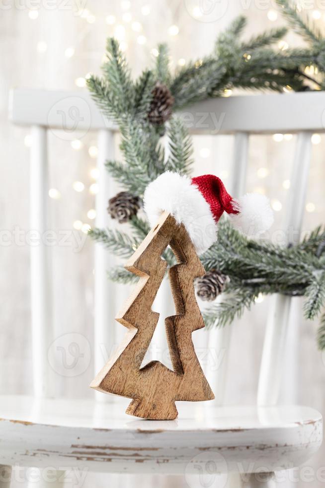 árbol de navidad en madera bohek, fondo bokeh. foto