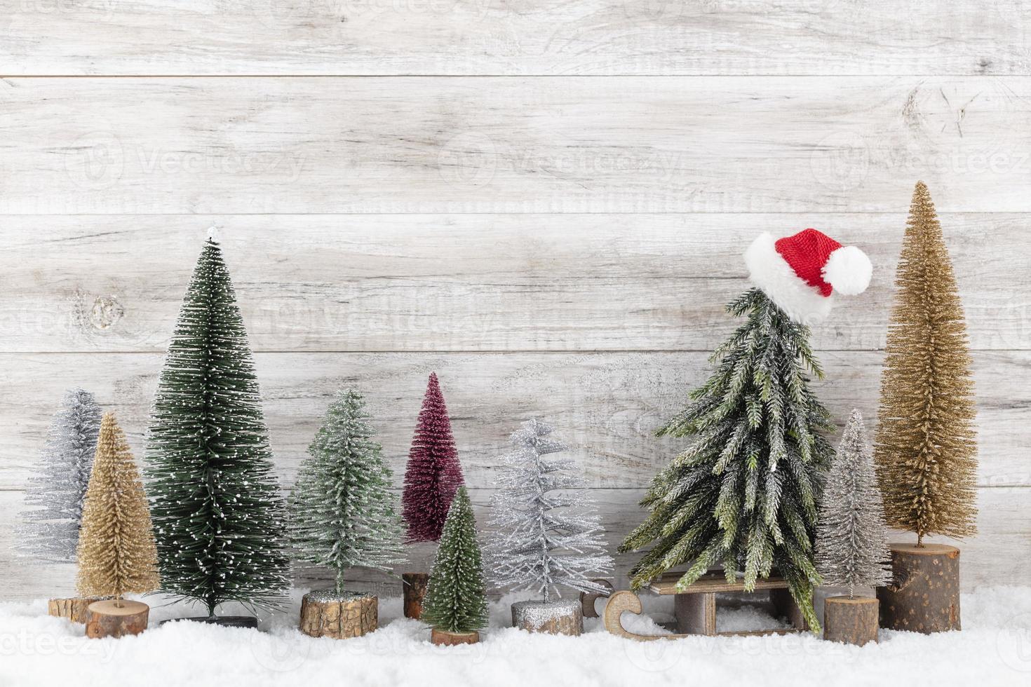 árbol de Navidad sobre fondo de madera. foto