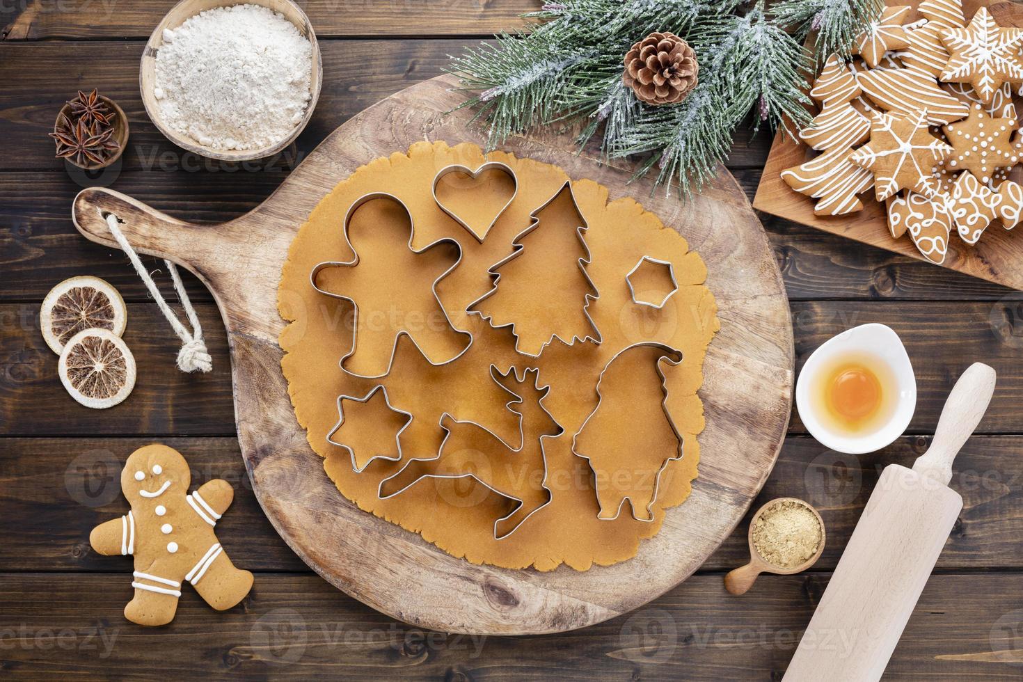 horneando galletas navideñas en casa. foto