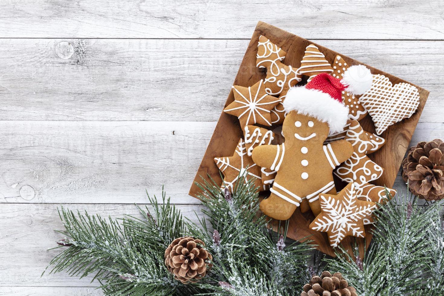 Galletas de jengibre de Navidad caseras en mesa de madera. foto