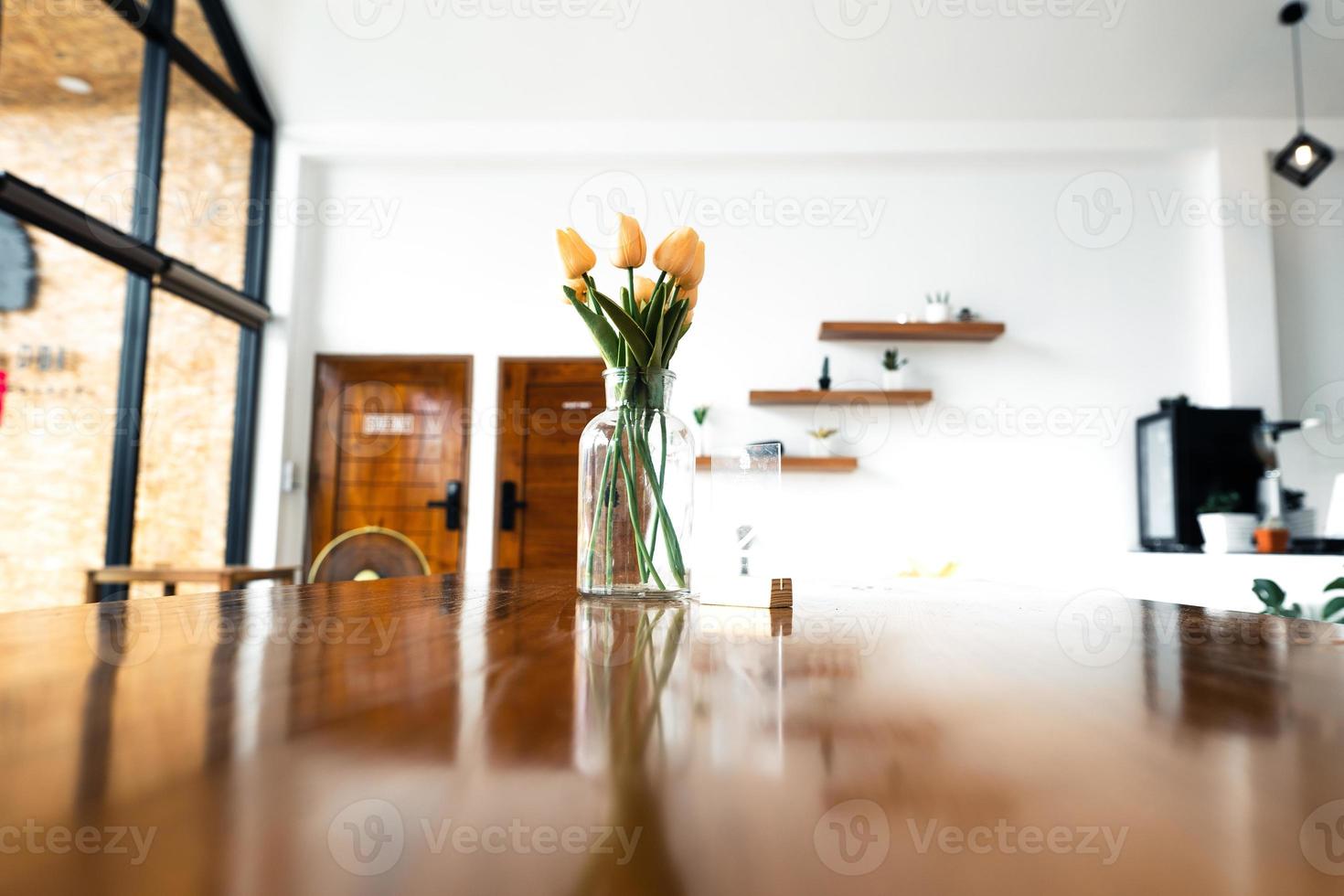 mesa de madera y flores en una cafetería foto