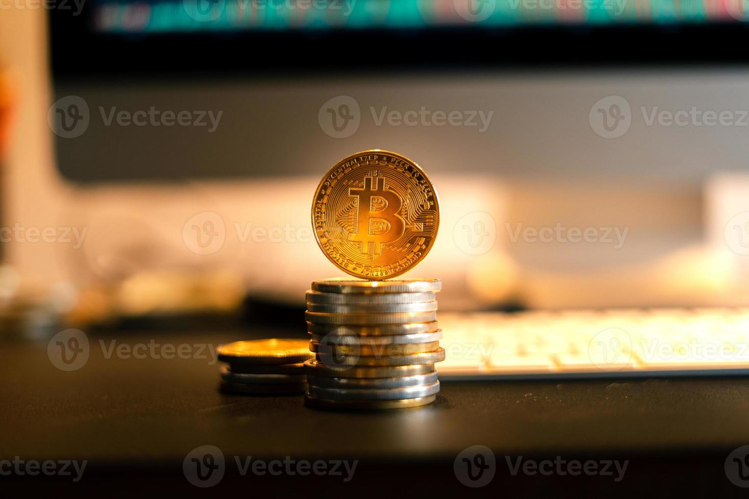 Bitcoin se coloca en un escritorio frente a un gráfico de computadora foto