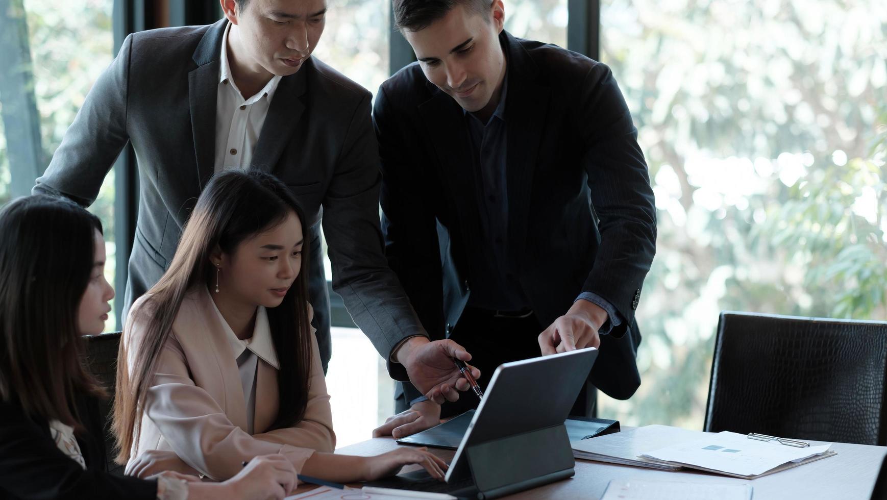 gente de negocios en ropa casual elegante discutiendo asuntos. Gente de negocios reunión concepto corporativo de discusión de conferencia. hombres de negocios interesantes exitosos discutiendo documentos importantes. foto